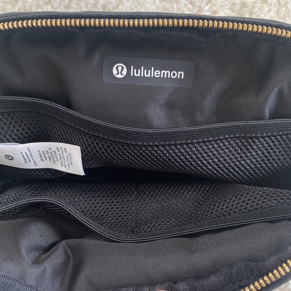 ❤️ Lululemon Velour Everywhere Belt Bag Black Gold NWT - Picture 7 of 7